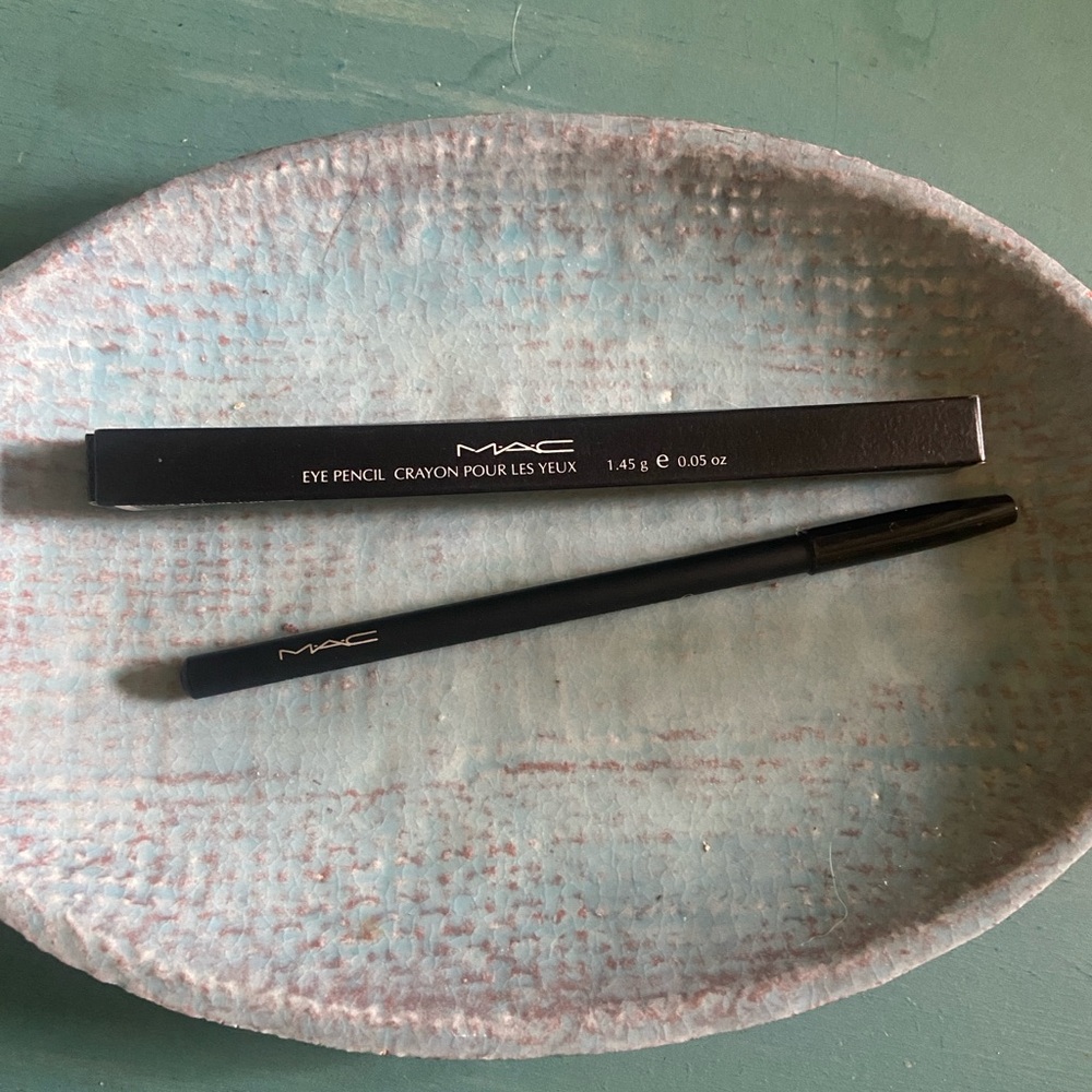 MAC Eye Pencil  Ebony.  90’s. OG  New